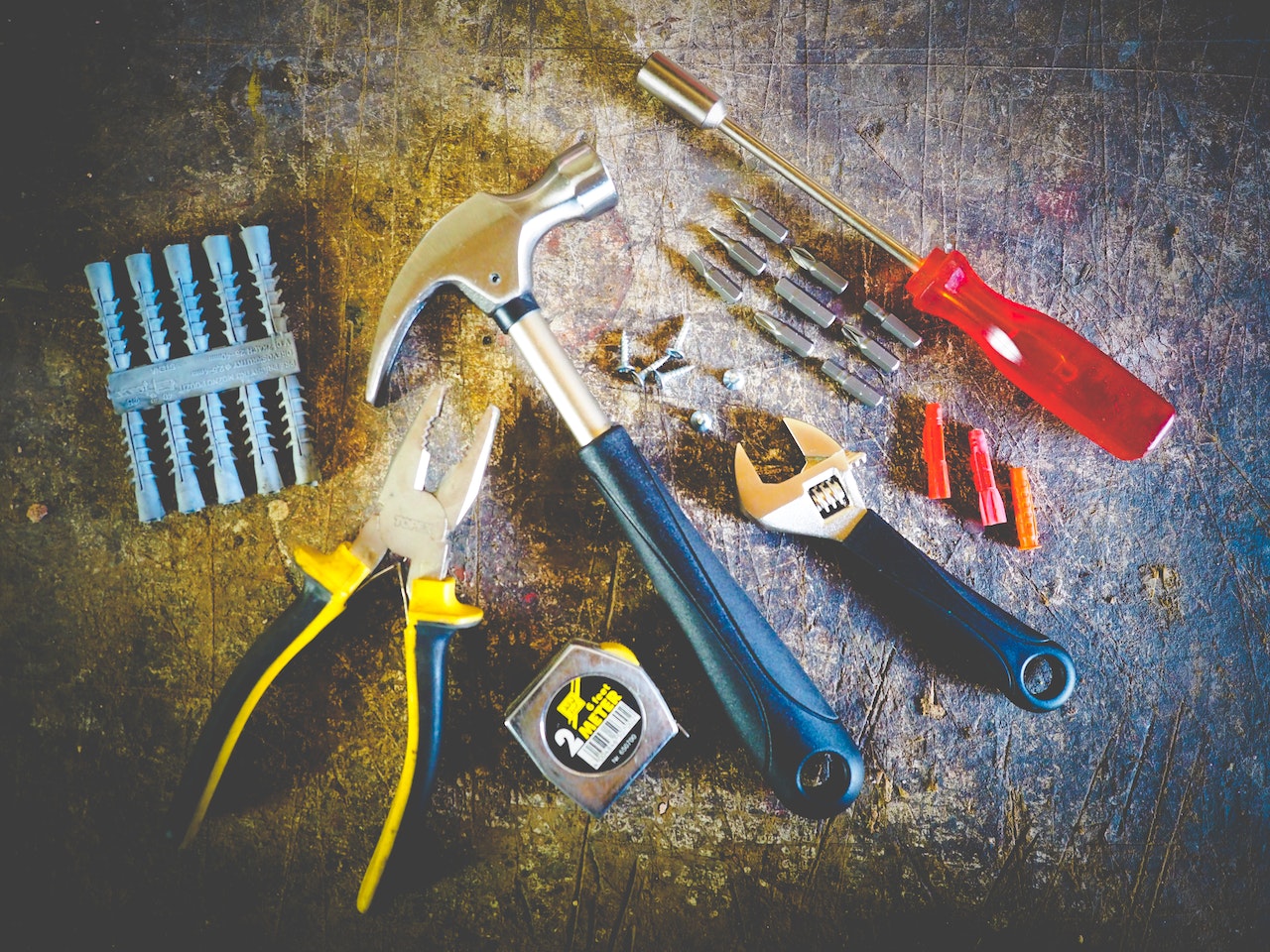 Wyposażenie warsztatu w garażu: Niezbędne narzędzia i sprzęt