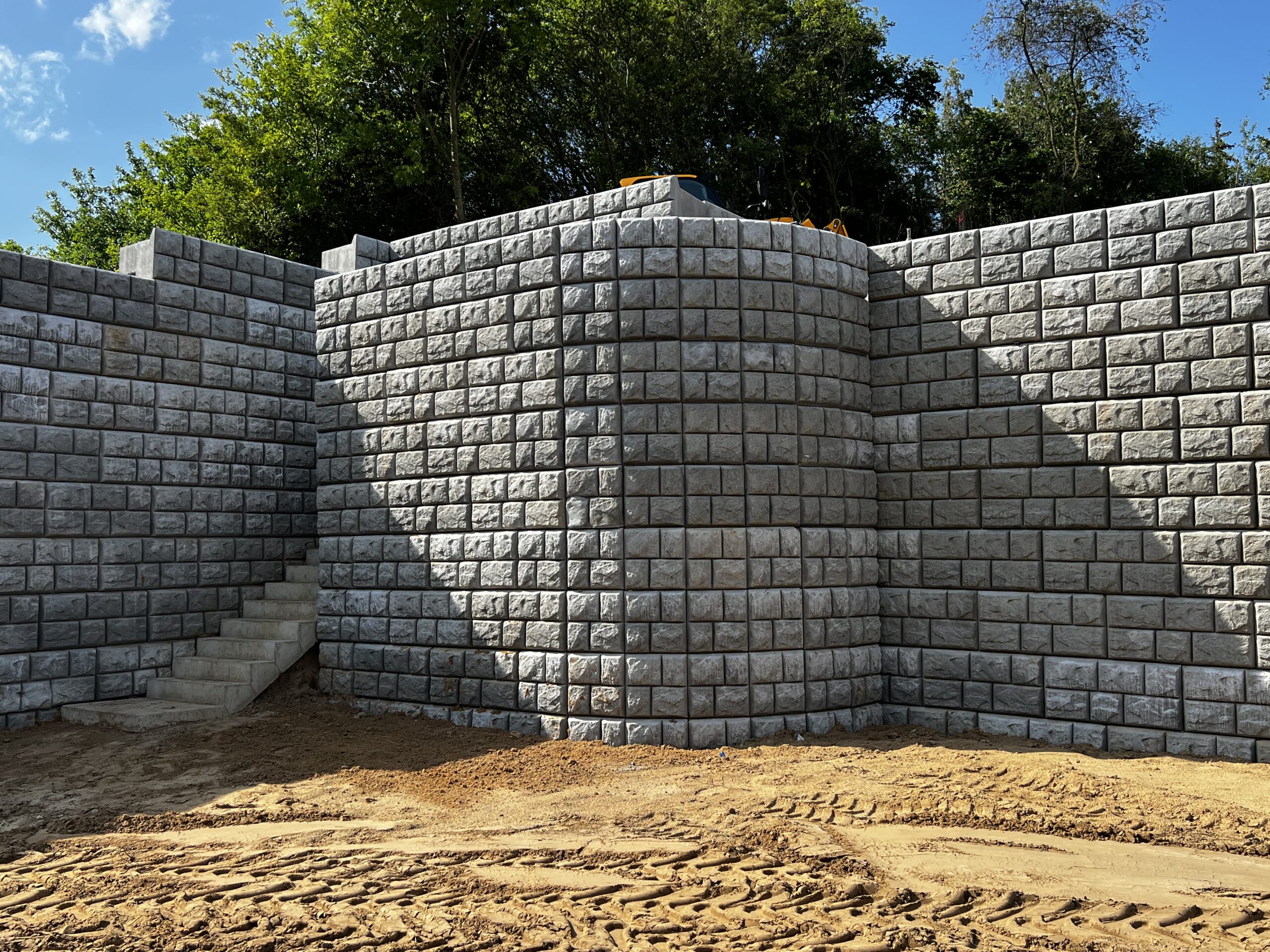 Blok betonowy – solidny element konstrukcyjny do różnorodnych zastosowań