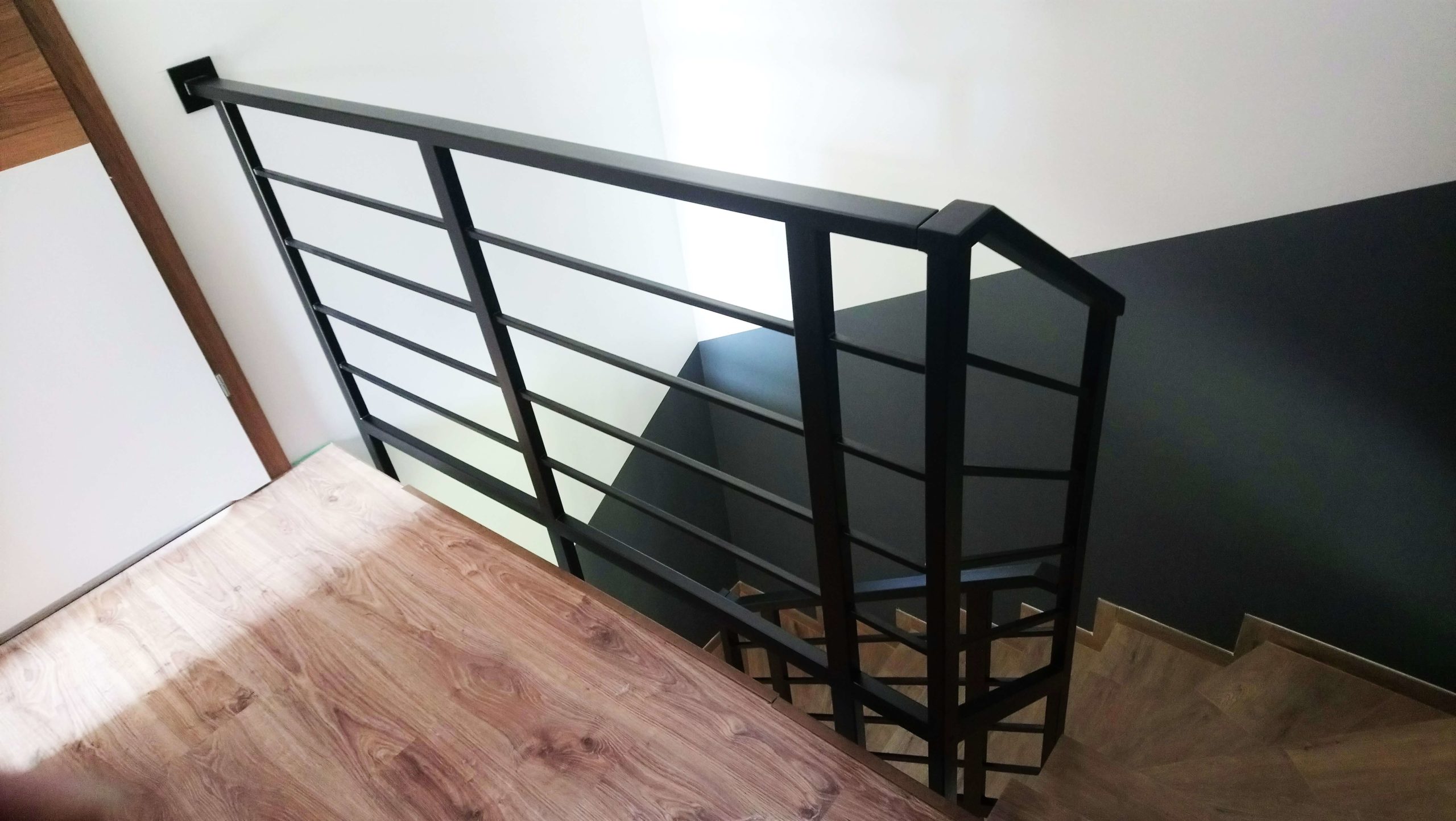 Nowoczesne balustrady wewnętrzne – połączenie bezpieczeństwa i designu